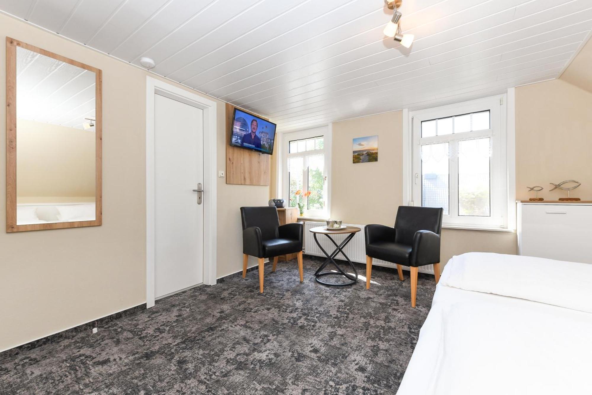 Pension Burggaststätte Heyken Neuharlingersiel Exterior foto