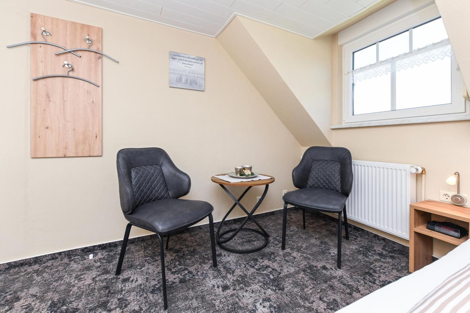 Pension Burggaststätte Heyken Neuharlingersiel Exterior foto
